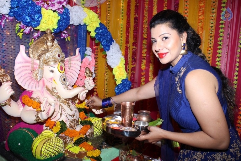 Bollywood Celebrities Celebrates Ganesh Chaturthi Photos - 27 / 53 photos