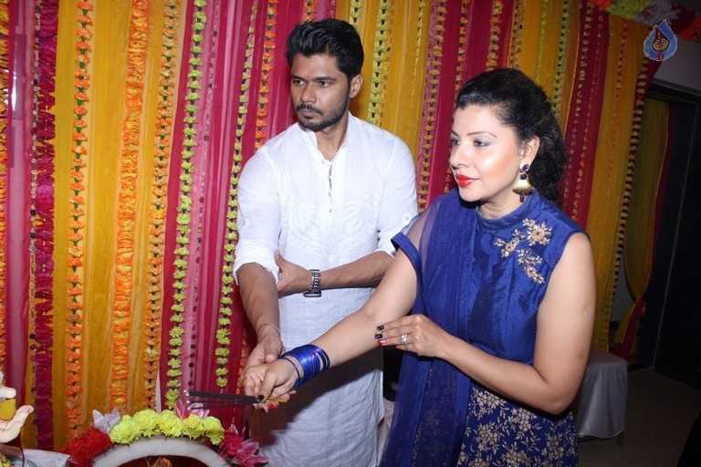 Bollywood Celebrities Celebrates Ganesh Chaturthi Photos - 28 / 53 photos