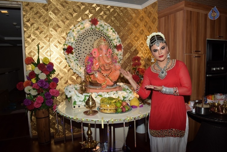 Bollywood Celebrities Celebrates Ganesh Chaturthi Photos - 29 / 53 photos