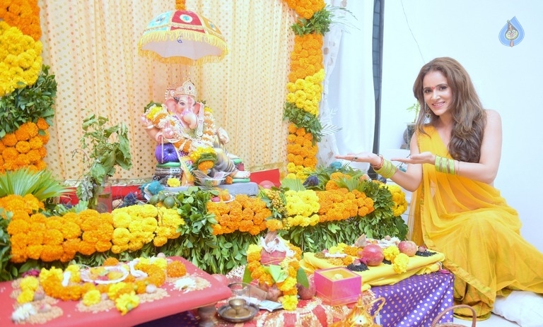 Bollywood Celebrities Celebrates Ganesh Chaturthi Photos - 39 / 53 photos