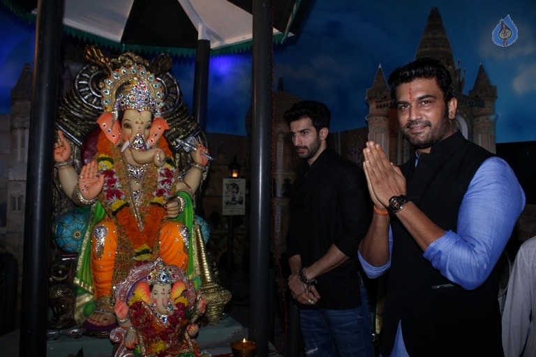 Bollywood Celebrities Celebrates Ganesh Chaturthi Photos - 44 / 53 photos