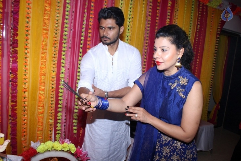Bollywood Celebrities Celebrates Ganesh Chaturthi Photos - 45 / 53 photos