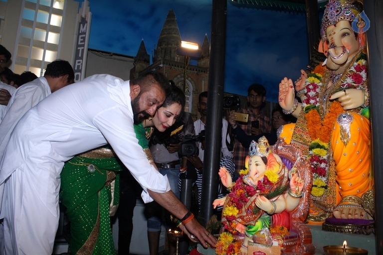 Bollywood Celebrities Celebrates Ganesh Chaturthi Photos - 49 / 53 photos