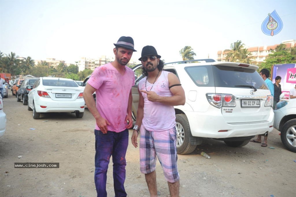 Bollywood Celebrities Celebrates Holi - 28 / 178 photos