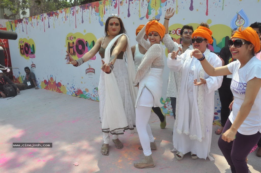 Bollywood Celebrities Celebrates Holi - 29 / 178 photos