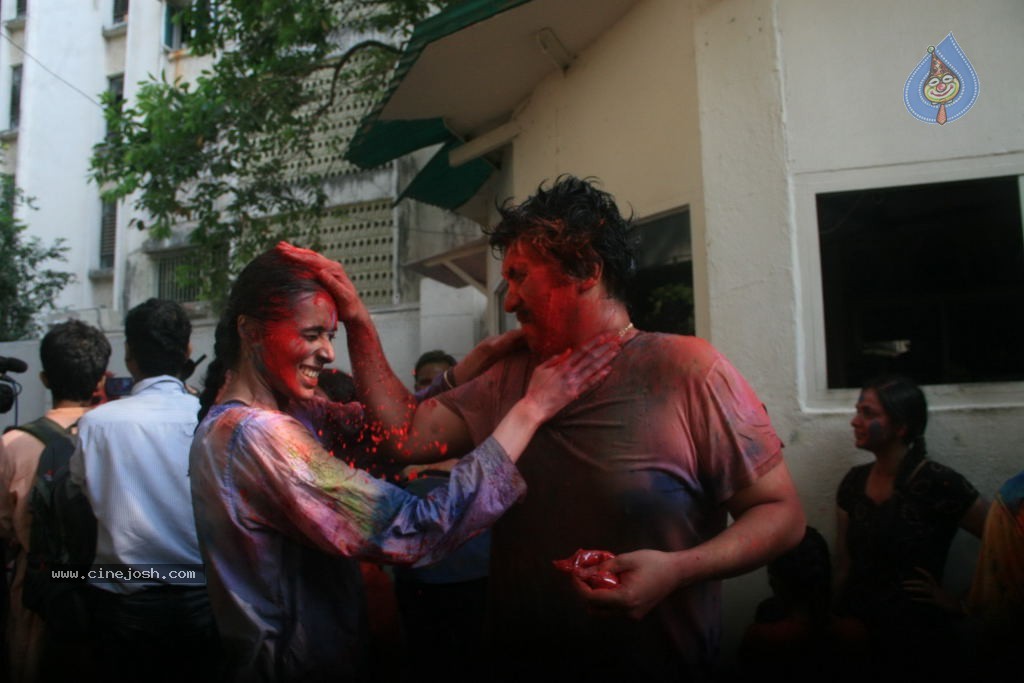 Bollywood Celebrities Celebrates Holi - 33 / 178 photos