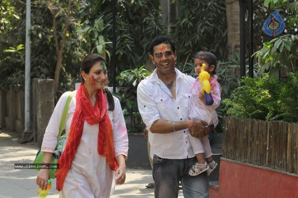 Bollywood Celebrities Celebrates Holi - 39 / 178 photos
