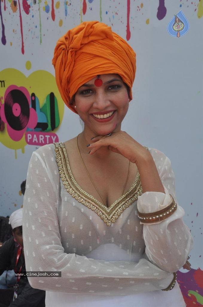 Bollywood Celebrities Celebrates Holi - 43 / 178 photos