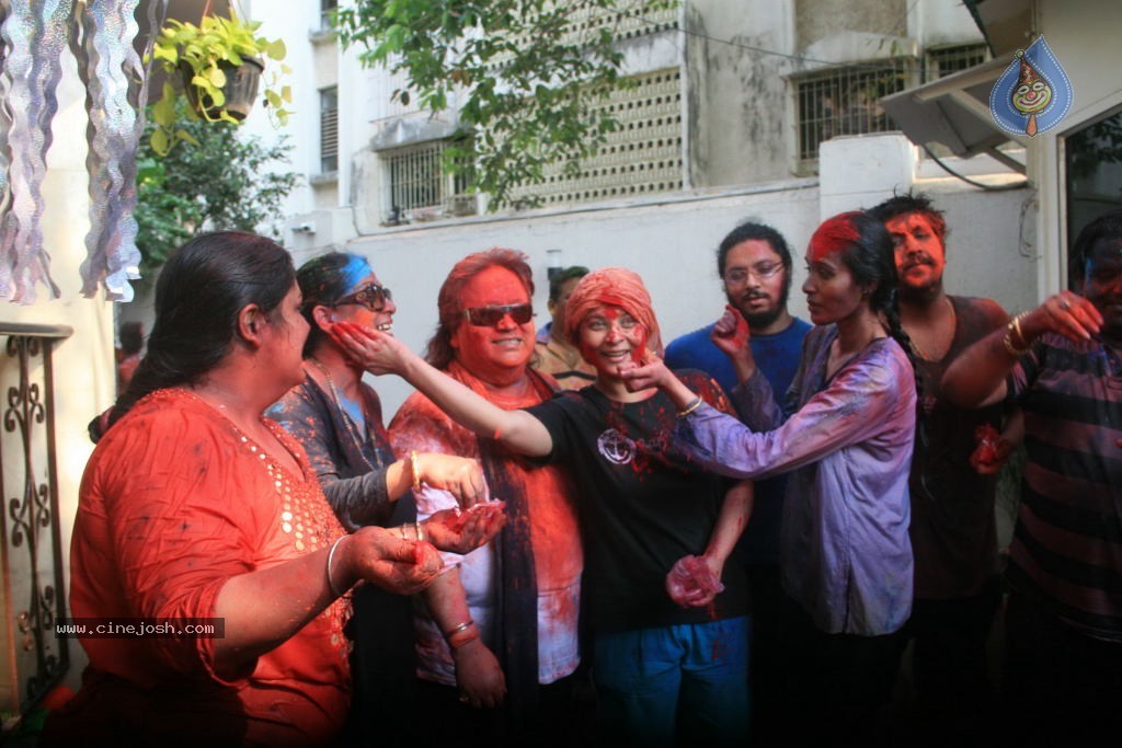 Bollywood Celebrities Celebrates Holi - 44 / 178 photos
