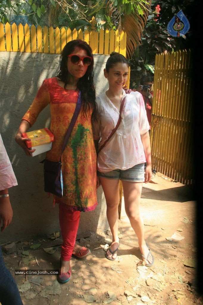 Bollywood Celebrities Celebrates Holi - 62 / 178 photos