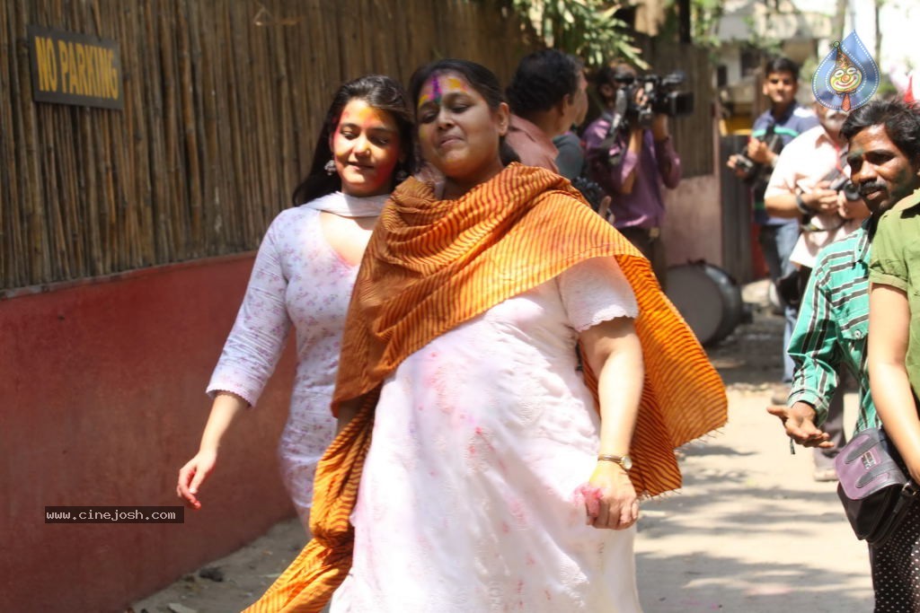 Bollywood Celebrities Celebrates Holi - 68 / 178 photos