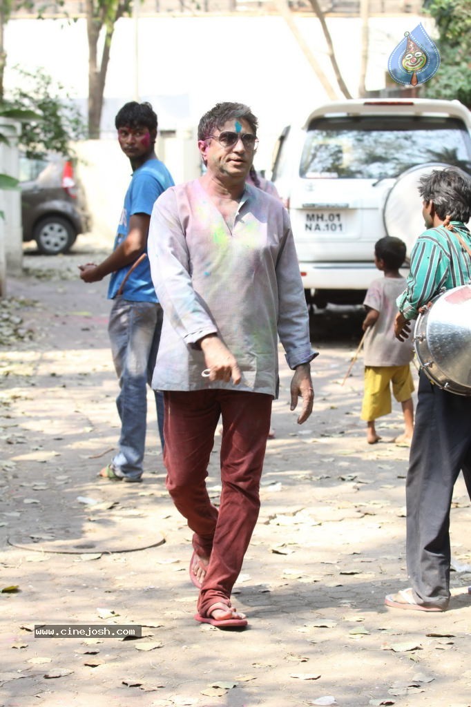 Bollywood Celebrities Celebrates Holi - 73 / 178 photos
