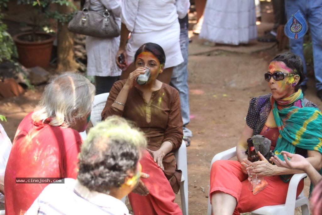 Bollywood Celebrities Celebrates Holi - 76 / 178 photos