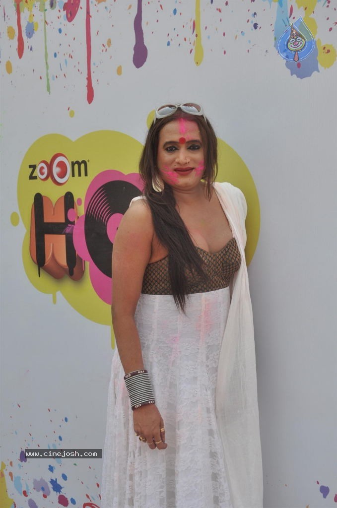 Bollywood Celebrities Celebrates Holi - 77 / 178 photos