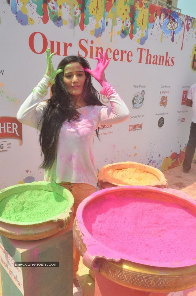 Bollywood Celebrities Celebrates Holi - 79 / 178 photos