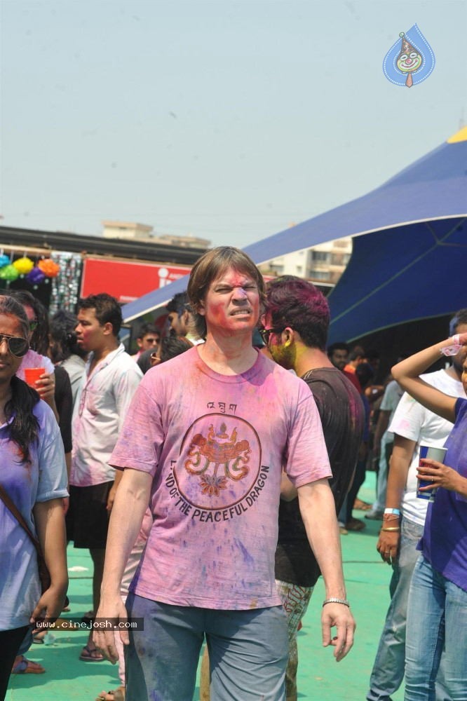 Bollywood Celebrities Celebrates Holi - 99 / 178 photos