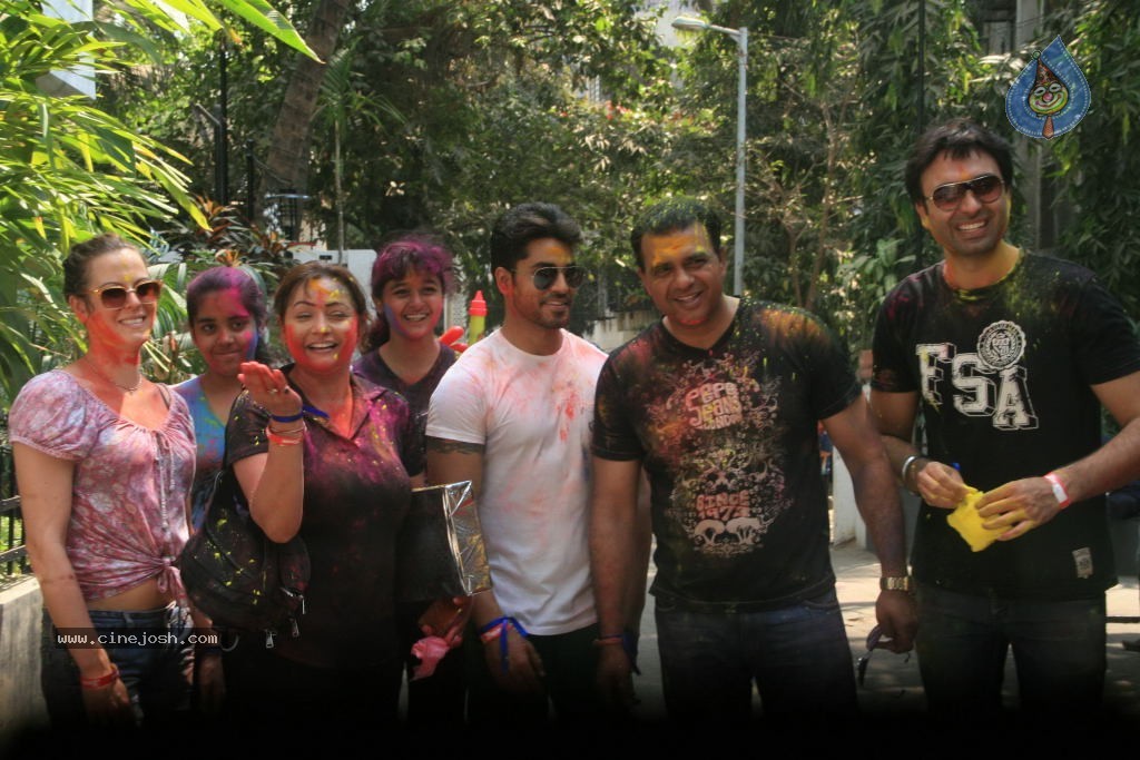 Bollywood Celebrities Celebrates Holi - 105 / 178 photos