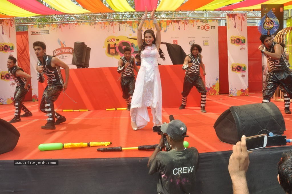 Bollywood Celebrities Celebrates Holi - 106 / 178 photos