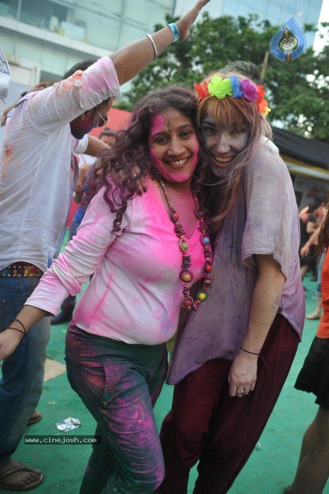 Bollywood Celebrities Celebrates Holi - 110 / 178 photos
