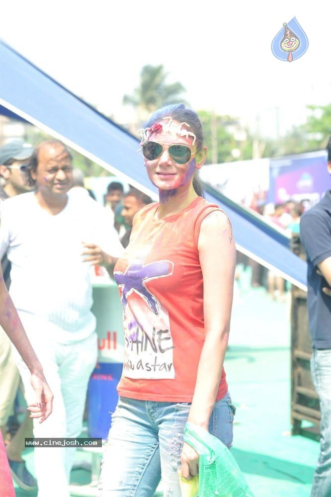 Bollywood Celebrities Celebrates Holi - 118 / 178 photos