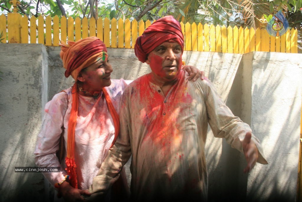 Bollywood Celebrities Celebrates Holi - 120 / 178 photos