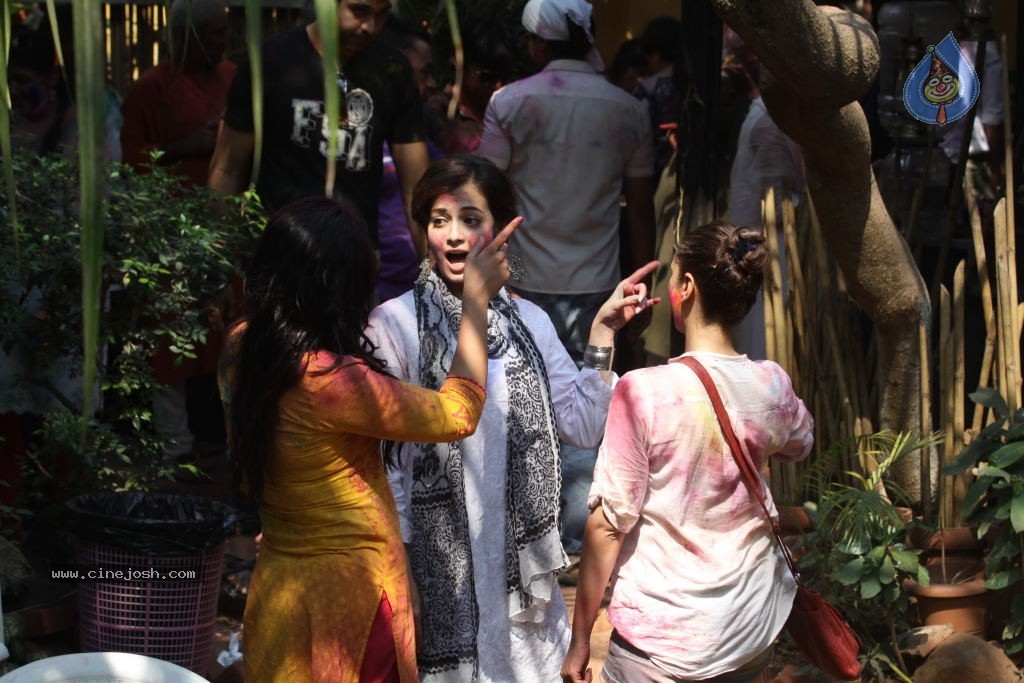Bollywood Celebrities Celebrates Holi - 122 / 178 photos