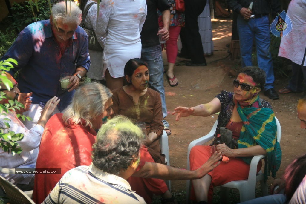 Bollywood Celebrities Celebrates Holi - 123 / 178 photos