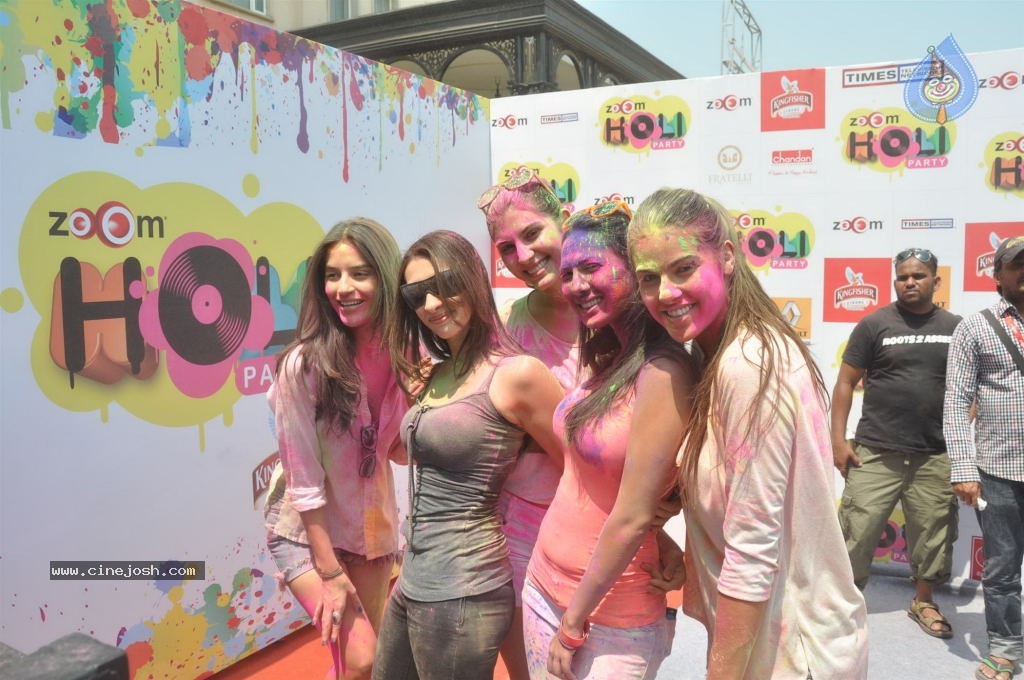 Bollywood Celebrities Celebrates Holi - 127 / 178 photos