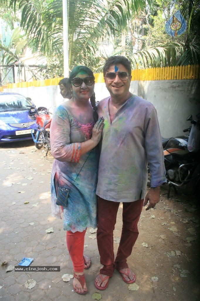 Bollywood Celebrities Celebrates Holi - 135 / 178 photos