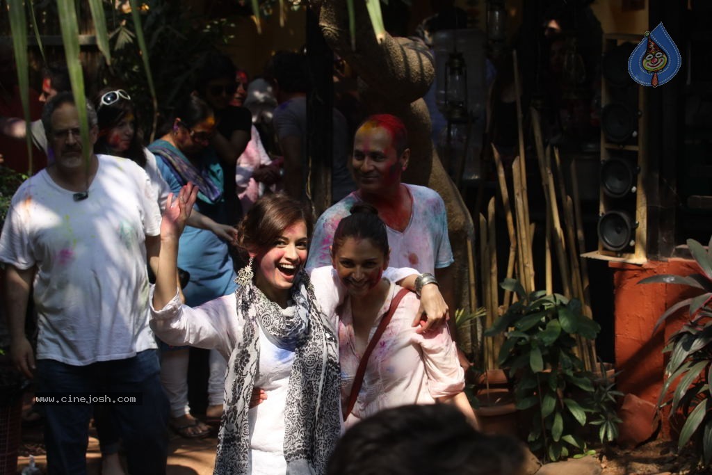 Bollywood Celebrities Celebrates Holi - 136 / 178 photos