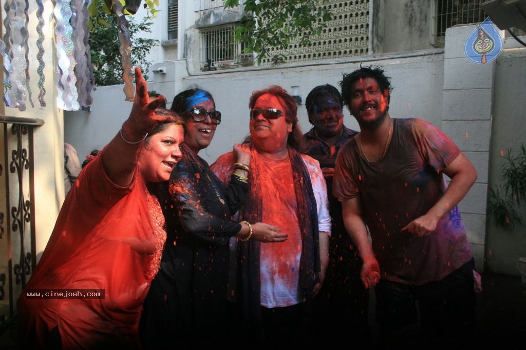 Bollywood Celebrities Celebrates Holi - 144 / 178 photos