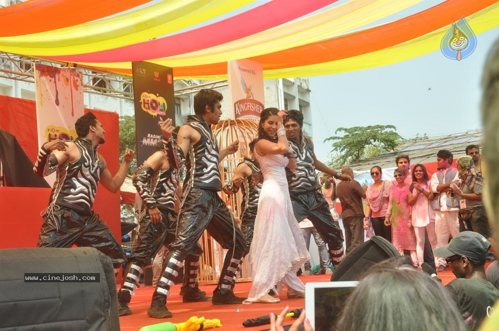 Bollywood Celebrities Celebrates Holi - 158 / 178 photos