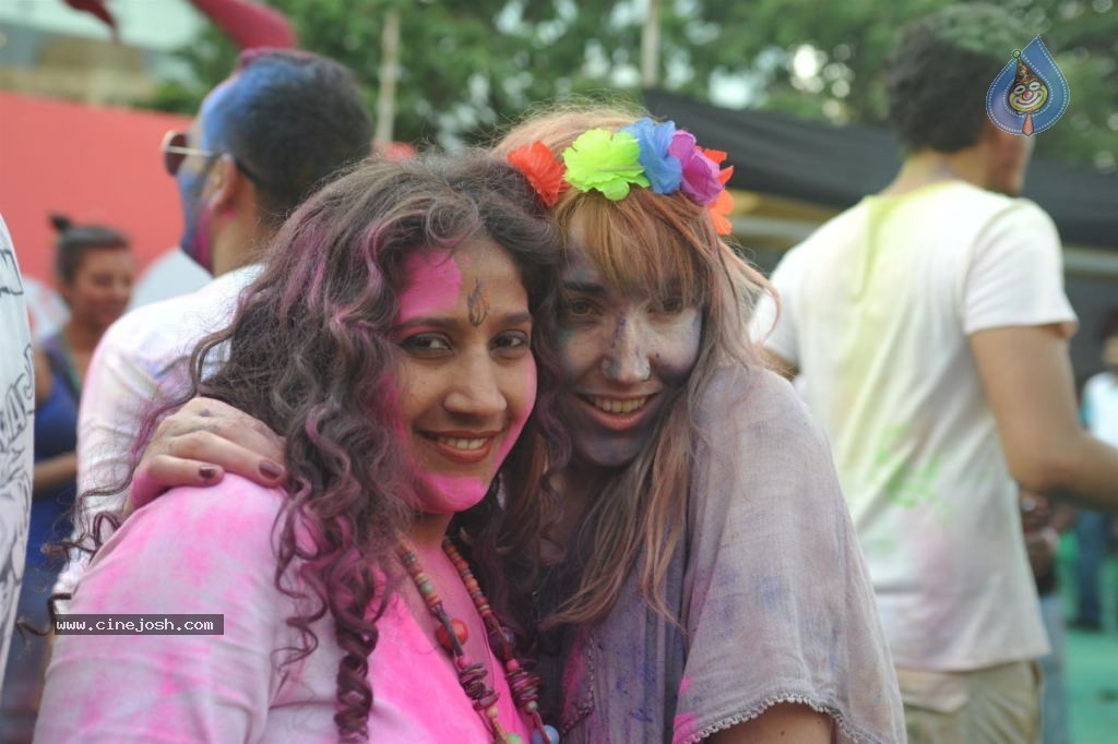 Bollywood Celebrities Celebrates Holi - 164 / 178 photos