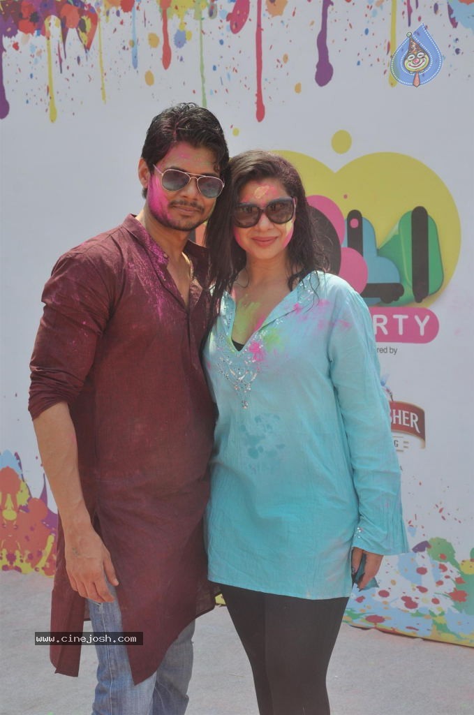 Bollywood Celebrities Celebrates Holi - 166 / 178 photos