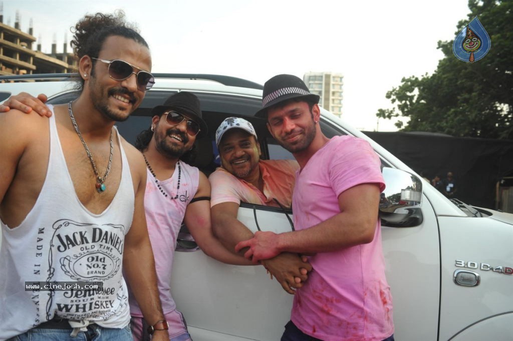 Bollywood Celebrities Celebrates Holi - 168 / 178 photos