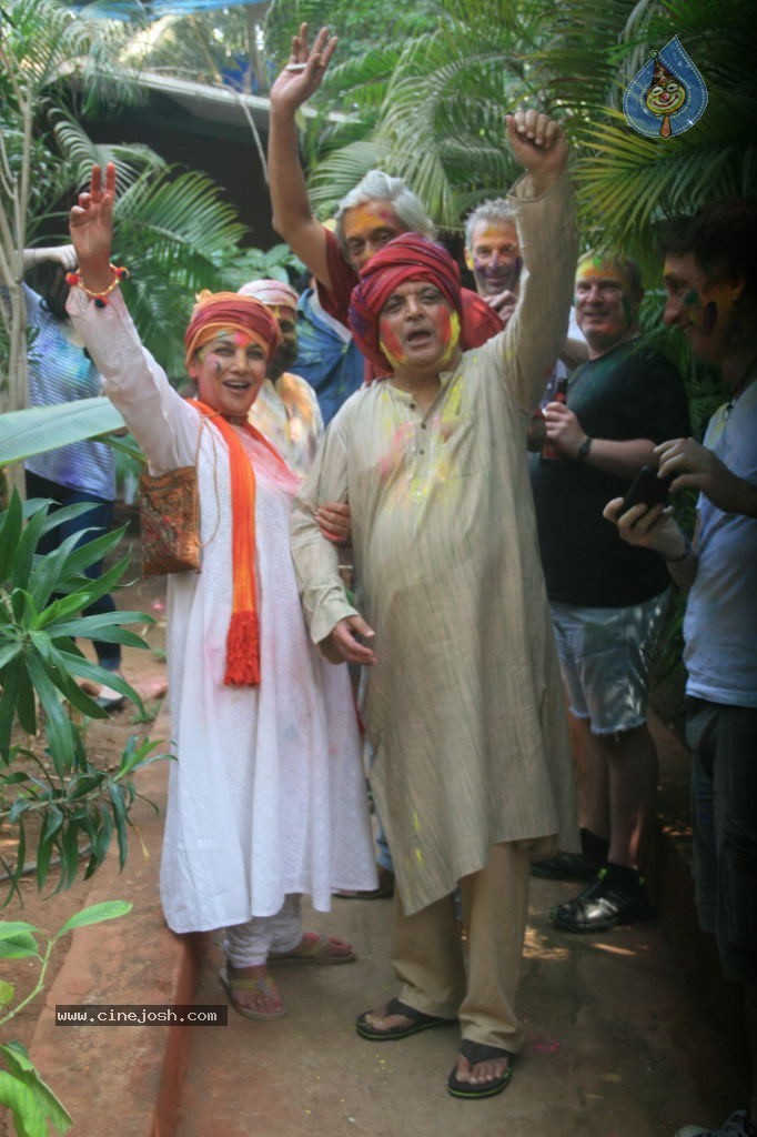Bollywood Celebrities Celebrates Holi - 169 / 178 photos