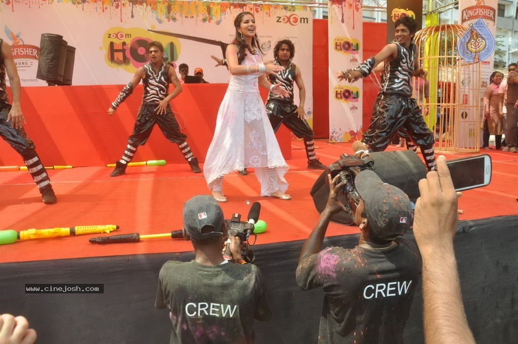 Bollywood Celebrities Celebrates Holi - 174 / 178 photos