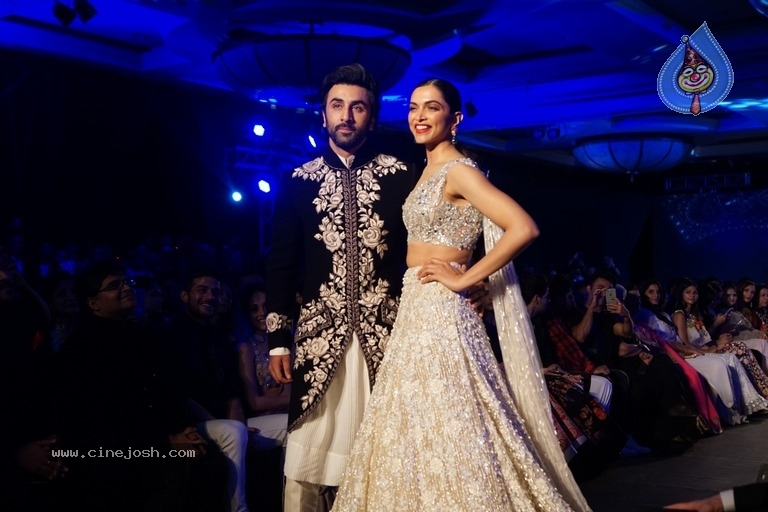 Bollywood Celebrities Ramp Walk At The Mijwan Fashion Show 2018 - 5 / 19 photos