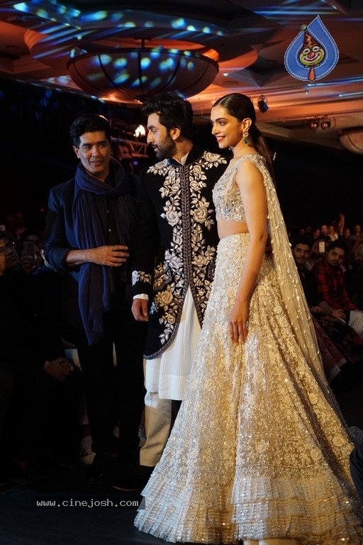 Bollywood Celebrities Ramp Walk At The Mijwan Fashion Show 2018 - 6 / 19 photos