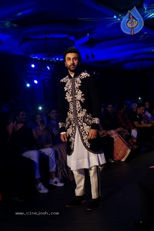 Bollywood Celebrities Ramp Walk At The Mijwan Fashion Show 2018 - 13 / 19 photos