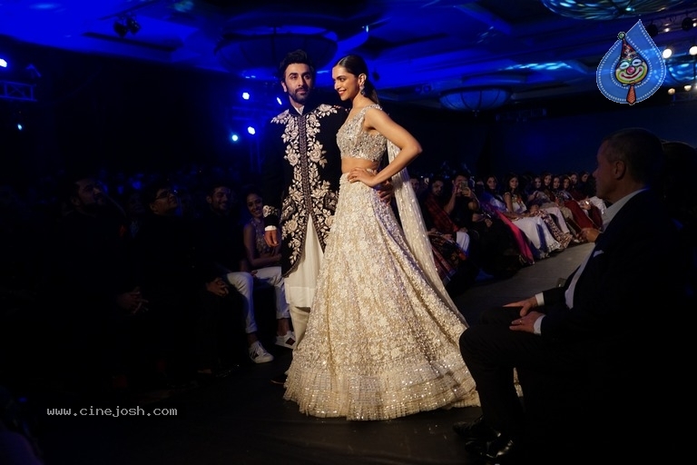 Bollywood Celebrities Ramp Walk At The Mijwan Fashion Show 2018 - 15 / 19 photos