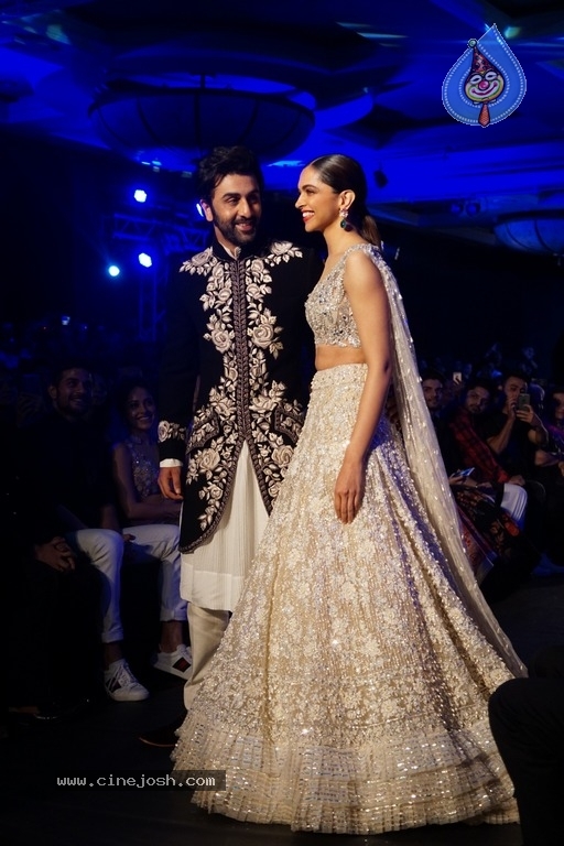 Bollywood Celebrities Ramp Walk At The Mijwan Fashion Show 2018 - 16 / 19 photos