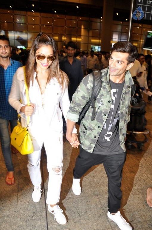 Bollywood Celebrities Spotted at Airport - 10 / 34 photos