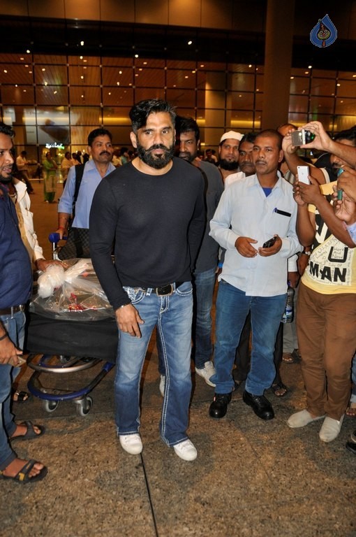 Bollywood Celebrities Spotted at Airport - 12 / 34 photos