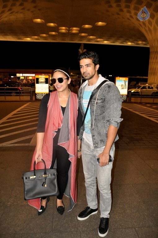 Bollywood Celebrities Spotted at Airport - 15 / 34 photos