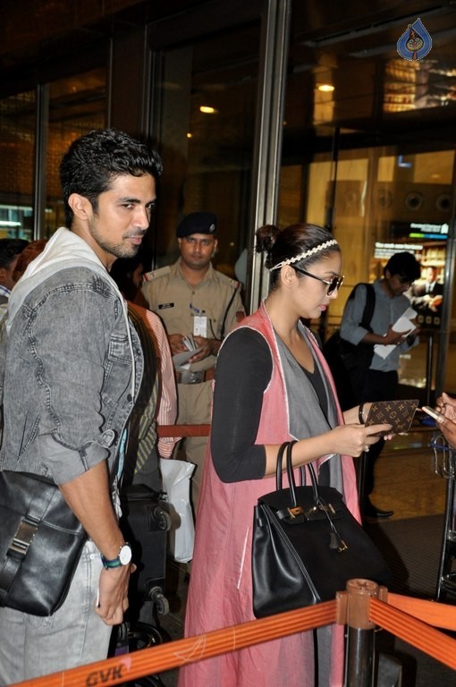 Bollywood Celebrities Spotted at Airport - 20 / 34 photos