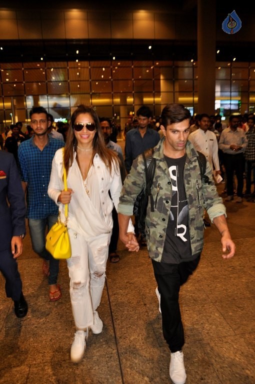 Bollywood Celebrities Spotted at Airport - 21 / 34 photos