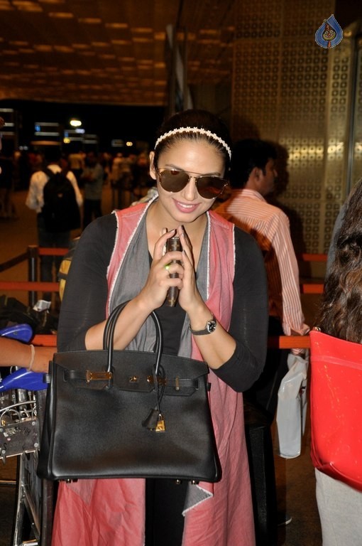 Bollywood Celebrities Spotted at Airport - 25 / 34 photos