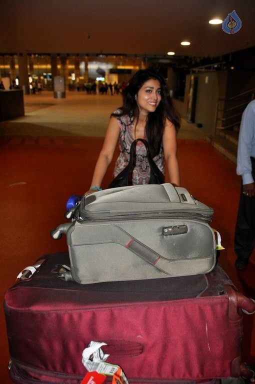 Bollywood Celebrities Spotted at Airport - 28 / 34 photos