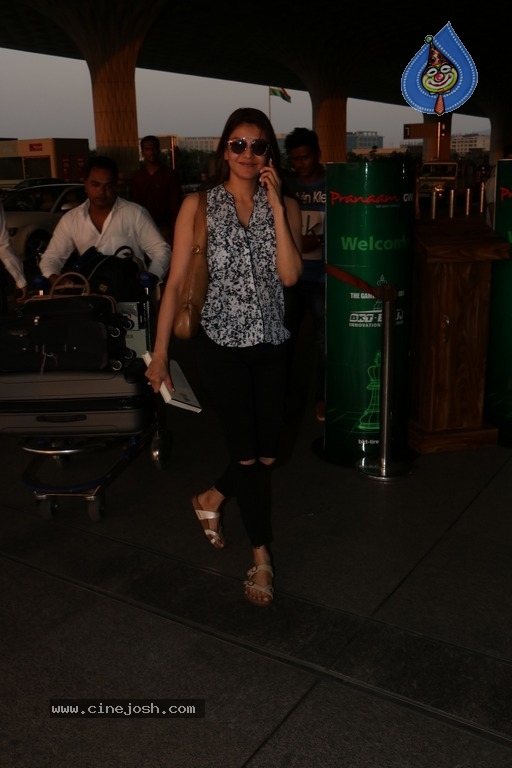 Bollywood Celebrities Spotted at Airport - 30 / 39 photos